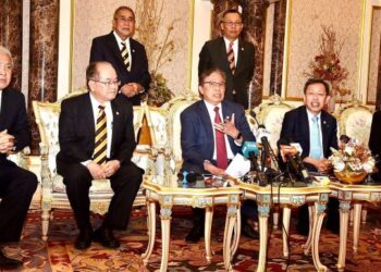 ABANG Johari (tengah) ketika mengumumkan pencapaian pendapatan negeri hampir RM12 billion,  2022 di DUN Sarawak, Kuching petang tadi.