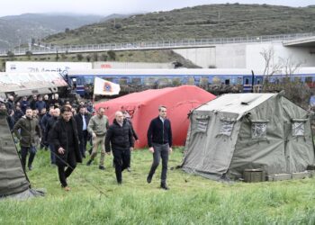 KYRIAKOS Mitsotakis melawat lokasi kejadian nahas kereta api di Lembah Tempi, berhampiran Larissa di Greece. - AFP