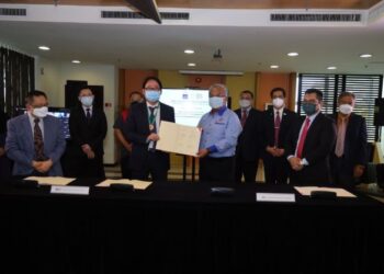 Dr. Mohamad Kadim Suaidi (dua,kanan) dan Dr. Au Yong Kien Hoe menunjukkan MoU yang  ditandatangani di Kota Samarahan Sarawak hari ini