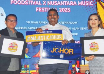 K. RAVEN Kumar (tengah) bersama Mohd. Azlan Ab. Jalil dan Ifa Raziah menunjukkan logo Festival Makanan Antarabangsa Johor dan Muzik Nusantara 2023 di Jotic, Johor Bahru.