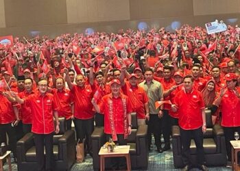 HAJIJI Noor (tengah) bersama barisan kepimpinan dan penyokong Gagasan Rakyat semasa pelancaran parti itu di Kota Kinabalu hari ini.
