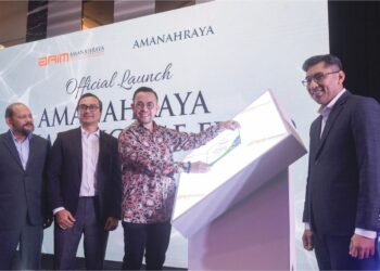 TIMBALAN Menteri Kewangan, Steven Sim Chee Keong melancarkan AmanahRaya Syariah Income Fund di Kuala Lumpur, semalam. – UTUSAN/FIRDAUSJOHARI