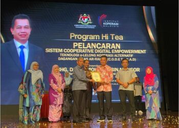 MOHD. ALI MANSOR (tiga dari kanan) pada majlis pelancaran CODE-TeKAD di Hotel Sunway Putra, Kuala Lumpur. - UTUSAN/NUR NAZLINA NADZARI