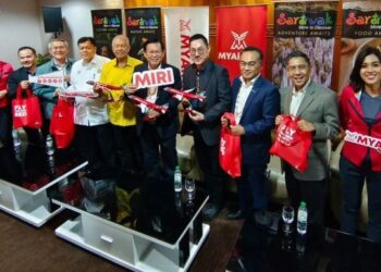 LEE (lima dari kanan) bersama Rayner Teoh (empat dari kanan) pada pelancaran destinasi ketiga MYAirline ke Sarawak dengan penerbangan dari Kuala Lumpur mendarat di Lapangan Terbang Miri, semalam.