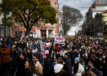 PENUNJUK perasaan berarak semasa bantahan terhadap kenaikan kos sara hidup dan menuntut penyelesaian krisis perumahan di Lisbon, Portugal. - AFP