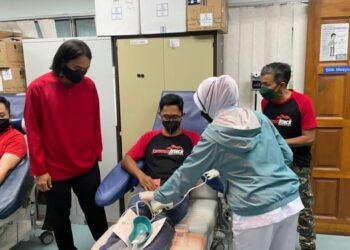 AZHAN Rani (dua kiri) memberi semangat kepada penderma darah pada Program Derma Darah bersama Azhan Rani 2022 di Pusat Darah Negara, Kuala Lumpur, hari ini.