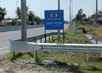 PAPAN tanda yang didakwa menghalang penglihatan pengguna jalan raya di Simpang Lima, Sungai Besar di Sabak Bernam, Selangor.