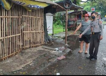 POLIS Klangenan menunjukkan lokasi tiga lelaki disambar petir di hadapan sebuah warung makanan Cirebon, Jawa Barat kelmarin.-AGENSI