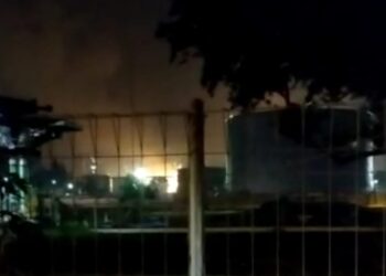 TANGKAP layar video kebakaran akibat letupan di loji penapisan minyak Pertamina Dumai di Riau kelmarin.-AGENSI