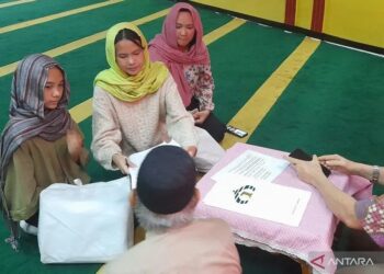 INDIRA (kanan) menemani kedua anaknya, Putri (kiri), dan Puan (dua dari kiri) memeluk Islam di Masjid Lautze di Jakarta Pusat kelmarin.-AGENSI