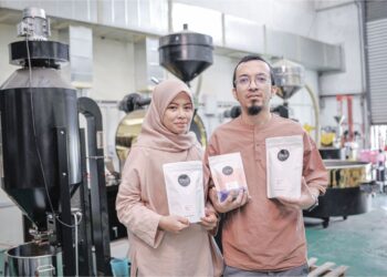 AIZUDDIN MANAP dan isteri, Nor Fariza Yahya menunjukkan produk kopi panggang jenama Blend Coffee Roasters di kilang syarikat itu Bandar Baru Bangi, baru-baru ini. – utusan/FAIZ ALIF AHMAD ZUBIR