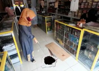 LAYLA menunjukkan lubang bawah tanah yang digali pencuri di kedainya di Lampung, Indonesia. - AGENSI