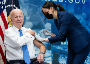 PRESIDEN Joe Biden menerima suntikan dos penggalak vaksin Covid-19 di Washington, Amerika Syarikat pada 25 Oktober 2022. - AFP