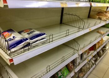 Rak gula yang hampir kosong di salah sebuah premis perniagaan di Gong Badak, Kuala Nerus. – UTUSAN/TENGKU DANISH BAHRI TENGKU YUSOFF