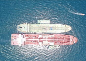 DUA kapal tangki yang membawa kargo jenis minyak sedang menjalankan operasi pemindahan kargo dari Kapal-ke-Kapal atau Ship-to-Ship (STS) di Pelabuhan Yan, Kedah. - GAMBAR MMC PORTS