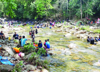 Orang ramai dinasihat tidak berkunjung ke sungai atau air terjun ketika musim monsun timur laut. - Gambar hiasan