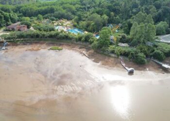 PEMANDANGAN udara keadaan Tasik Bukit Merah yang surut di sekitar Bukit Merah Laketown Resort  di Bagan Serai. - UTUSAN/WAT KAMAL ABAS
