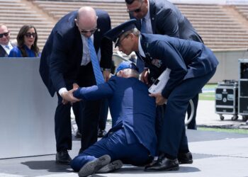JOE Biden dipapah selepas terjatuh semasa majlis graduasi Akademi Tentera Udara AS di utara Colorado Springs kelmarin.-AFP