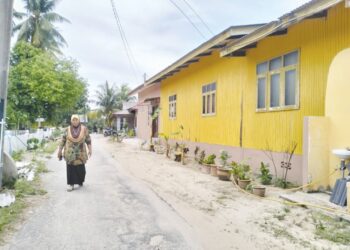 PENDUDUK terpaksa menutup pintu dan tingkap bagi mengelakkan asap dari tapak pelupusan sampah masuk ke rumah mereka di Kampung Kok Bedollah, Tumpat, Kelantan-UTUSAN/ROHANA ISMAIL.