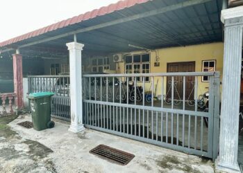 SEORANG warga emas yang menghidap strok maut selepas dipercayai dipukul oleh anak dan menantunya dalam kejadian di Taman Tambun Tulang, Arau, Perlis, semalam.-UTUSAN/ASYRAF MUHAMMAD
