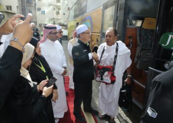 SYED Saleh Syed Abdul Rahman (tengah) beramah mesra dengan salah seorang jemaah yang tiba di Mekah di Hotel Al Fajer Al Badia, Mekah semalam.