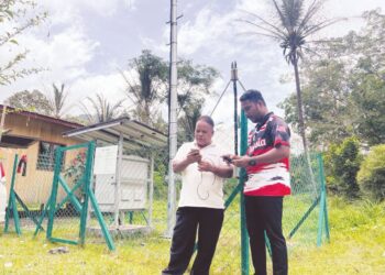 PENDUDUK Orang Asli terpaksa berada berhampiran dengan alat pemancar Jendela bagi mendapatkan internet yang disediakan kerajaan di Kampung Ber, Pos Tuel, Gua Musang, Kelantan.-UTUSAN/AIMUNI TUAN LAH