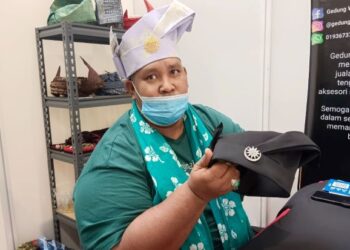 Yunus Baharum menunjukkan tanjak yang dihasilkannya ketika ditemui pemberita di Seremban 2, Seremban hari ini.-UTUSAN/ZAKKINA WATI AHMAD TARMIZI