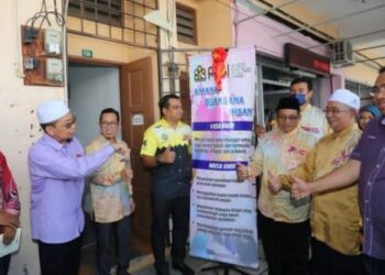 AHMAD Saidi Mohamad Daud (empat dari kiri) merasmikan Akademi Bina Insan (ABI) di Taman Ampang Baru, Ipoh hari ini. - UTUSAN