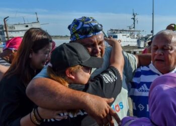 SEBAHAGIAN pemancing menangis kegembiraan selepas bertemu ahli keluarga di Jeti Maritim Kuala Terengganu, Terengganu, hari ini. - UTUSAN/PUQTRA HAIRRY ROSLI