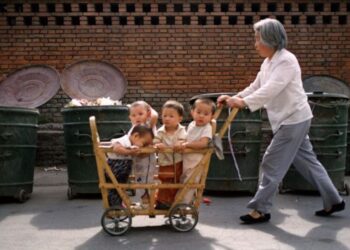 KADAR kelahiran di China menjunam ke paras terendah walaupun dasar satu anak dilonggarkan.-AFP
