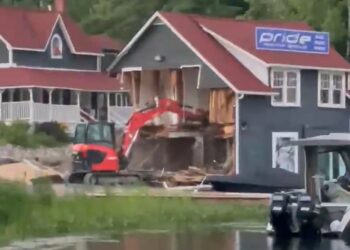 SEORANG individu memandu jengkaut dilihat memusnahkan kediaman mewah di Muskoka Marina, Ontario. - TWITTER
