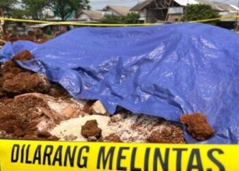 SEBUAH kontena berisi makanan asas seperti beras ditemukan tertanam di kawasan lapang di Tirtajaya, Depok.-KOMPAS