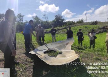 SERPIHAN logam roket milik China yang ditemukan terhempas di ladang kepala sawit, Kampung Pengadang, Sanggau, Kalimantan Barat.-KOMPAS