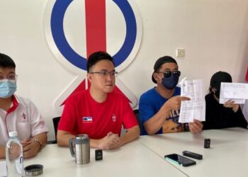 PHOONG Jin Zhe (dua kiri) bersama mangsa yang terpedaya oleh scammer semasa sidang akhbar di Ibu Pejabat DAP Sabah di Kota Kinabalu hari ini.