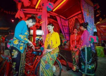 BAJU kebaya Nyonya menjadi pelengkap penampilan kepada wanita Cina peranakan.