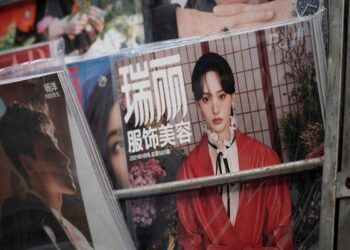 PELAKON wanita popular China, Zheng Shuang pernah terpalit kontroversi mengenai dakwaan membiarkan anak yang baru dilahirkan selepas hubungan dengan teman lelaki terputus. - AFP