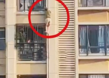 TANGKAP layar video yang dirakam orang ramai menunjukkan lelaki memanjat pangsapuri setinggi 14 tingkat di Dongguan, China. - DOUYIN