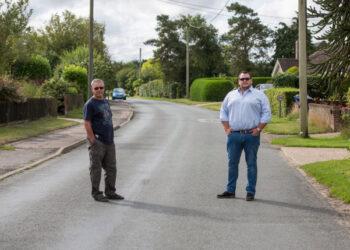 PENDUDUK setempat berdiri di kawasan jalan di Suffolk, England. - AGENSI