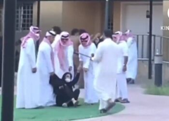 RAKAMAN video menunjukkan anggota polis mengheret remaja perempuan sebelum memukulnya dengan tali pinggang di Khamis Mushait.- AGENSI