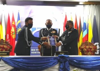 ACRYL Sani (tengah) menyaksikan penyerahan tugas Pesuruhjaya Polis Sabah kepada Idris Abdullah (kanan) menggantikan Hazani Ghazali (kiri) di Ibu Pejabat Polis Sabah, hari ini.