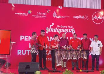 TONY Fernandes (tiga dari kanan), Ketua Daerah Bupati Tapanuli Utara, Drs. Nikson Nababan (tengah) dan Veranita Yosephine Sinaga (tiga dari kiri) memalu gendang Batak sebagai simbolik pelancaran laluan Airasia Jakarta-Silangit di Danau Toba, Indonesia.