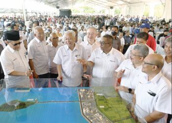 ISMAIL Sabri Yaakob dan Muhammad Sanusi Md. Nor melihat model projek Pembangunan Berintegrasi Pusat Bekalan Gas dan Loji Janakuasa Pulau Bunting yang akan dibangunkan di Yan, Kedah.  - UTUSAN/SHAHIR NOORDIN