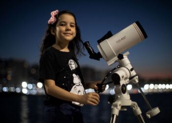 NICOLE Oliveira berusia lapan tahun bergambar bersama teleskop
miliknya di Fortaleza, Brazil. – AFP