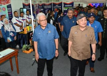 HAMZAH Zainudin (kiri) bersama Hajiji Noor (kanan) semasa melawat pameran sempena Program ‘Kita Demi Negara’ Zon Sabah semalam.-UTUSAN/SURAIDAH ROSLAN