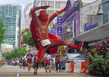 SEBAHAGIAN peserta yang mengikuti program KL Car Free Morning di sekitar Kuala Lumpur, semalam. - UTUSAN/SHIDDIEQIIN ZON
