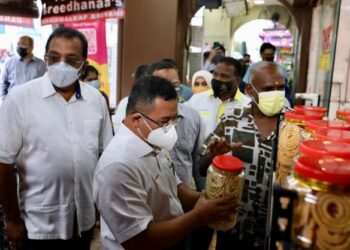 AMIRUDIN Shari memerhatikan barangan dijual di sebuah kedai di Little India, Jalan Tengku Kelana, Selangor pada hari ini sempena perayaan Hari Deepavali pada Khamis ini. - UTUSAN / ZULFADHLI ZAKI