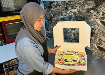 MARLIA Ismail menunjukkan tart keju parti politik yang dihasilkannya di Taman Wira Perdana, Gua Musang, Kelantan hari ini.UTUSAN/AIMUNI TUAN LAH