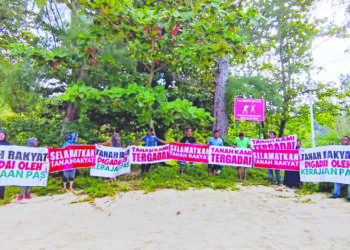 SEBAHAGIAN penduduk yang mengadakan bantahan projek pembinaan resort mewah di Teluk Keke, Pulau Perhentian, Besut, Terengganu, semalam.