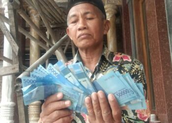KETUA Pembangunan Masjid, Subadri menunjukkan duit permainan yang diterima daripada seorang penyumbang. - AGENSI