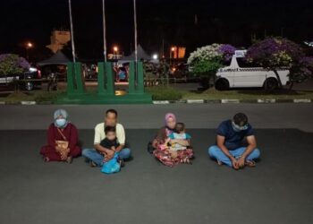 PATI warga Indonesia diseludup masuk melalui perairan Sabah ditahan di Jalan Apas, Batu 3 di Tawau, semalam.-IHSAN ATB 2